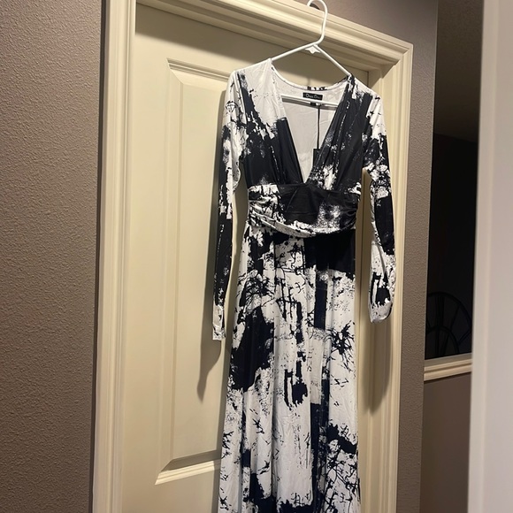 dress day Dresses & Skirts - Black and White Printed V-Neck Maternity Maxi Dress with Long Sleeves